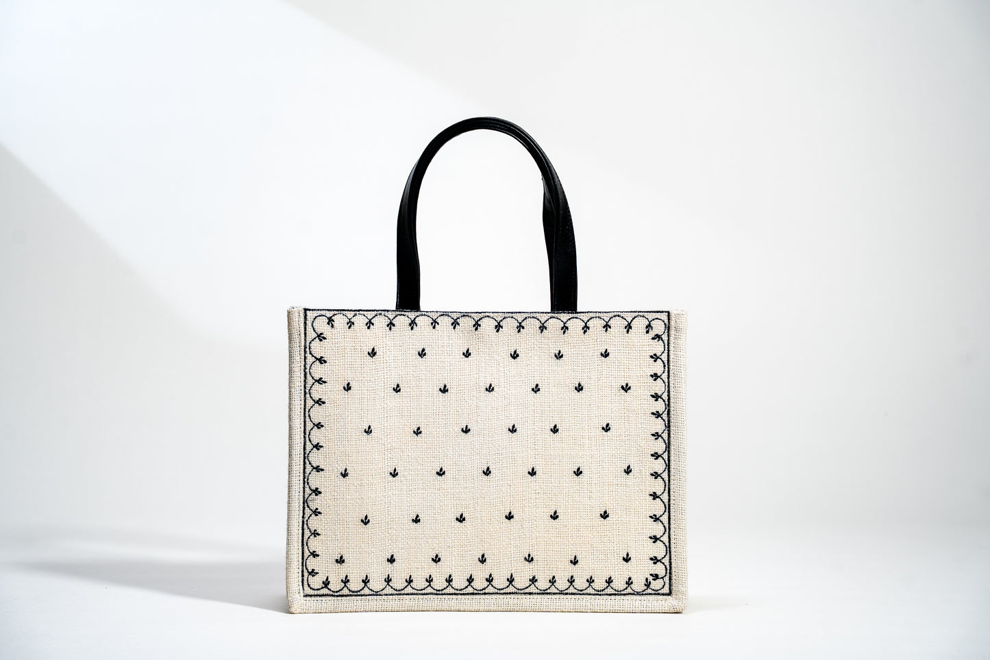 Vintage Scallop Border Embroidered Jute Tote Bag (J-0041)